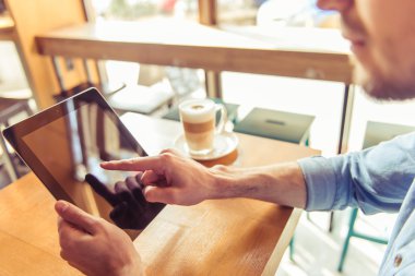 Kafede genç işadamı