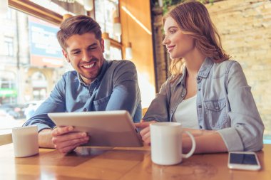 Kafedeki genç çift.