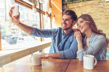 Kafedeki genç çift.