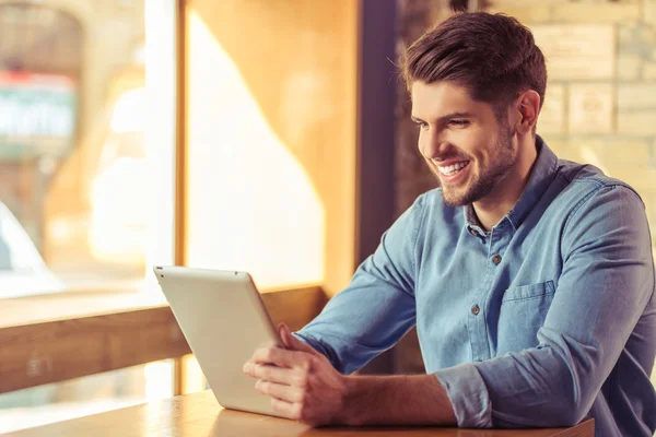 Joven hombre de negocios en el café — Foto de Stock