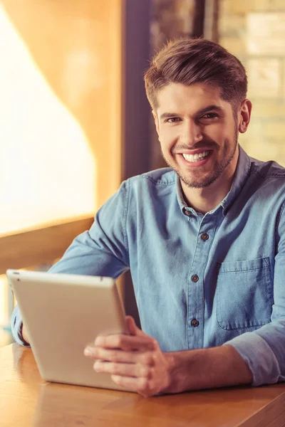 Joven hombre de negocios en el café — Foto de Stock