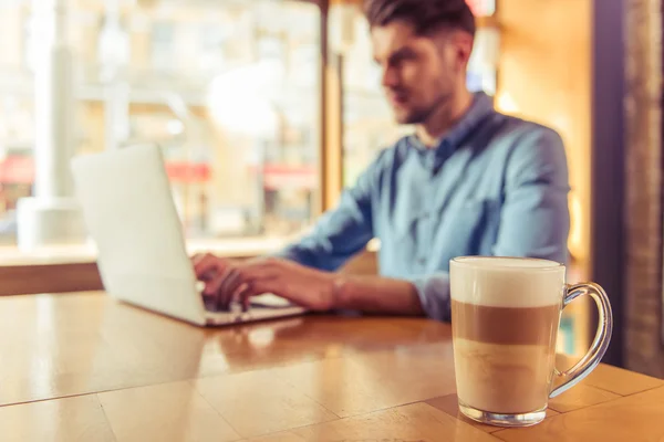 Joven hombre de negocios en el café — Foto de Stock