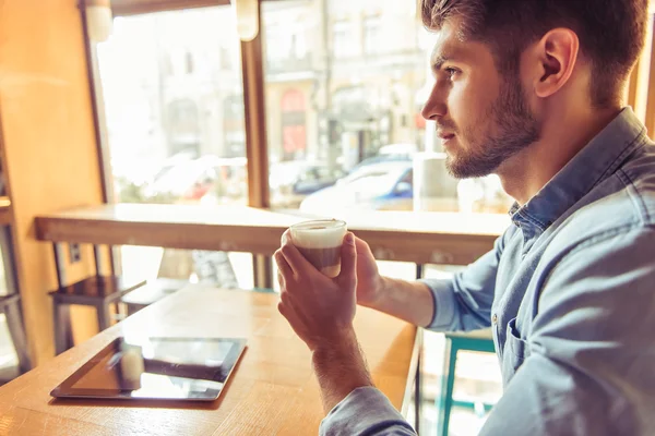 Joven hombre de negocios en el café — Foto de Stock