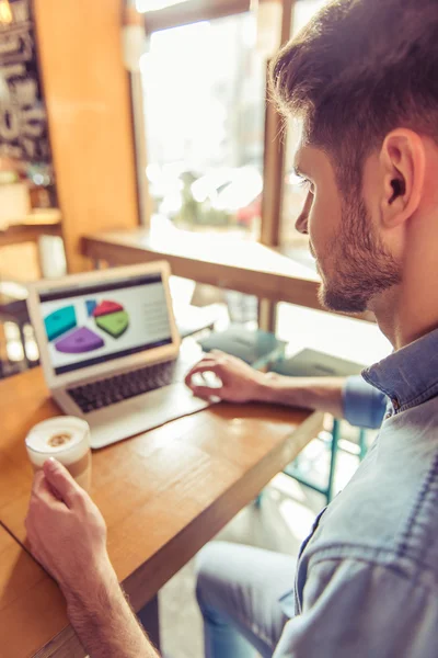 Joven hombre de negocios en el café — Foto de Stock