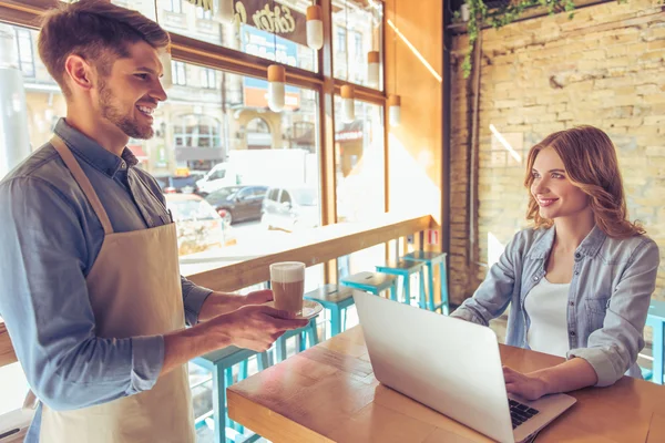 Jonge vrouw in het café — Stockfoto