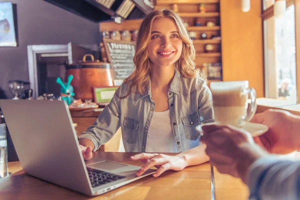 Junge Frau im Café — Stockfoto