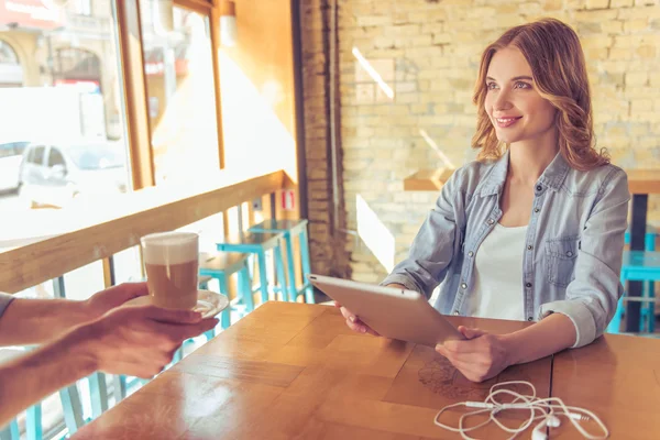 Junge Frau im Café — Stockfoto