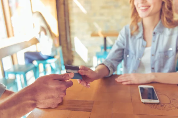 Jonge vrouw in het café — Stockfoto