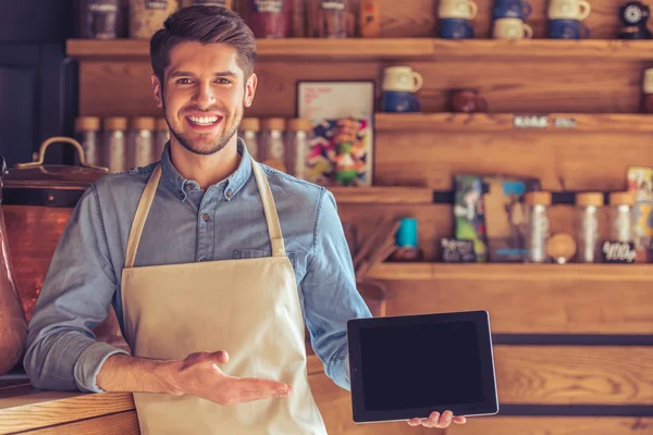 Bello giovane cameriere con gadget — Foto Stock