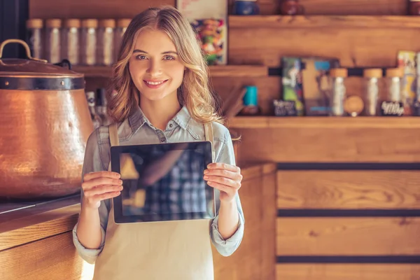 Mooie jonge serveerster met gadget — Stockfoto