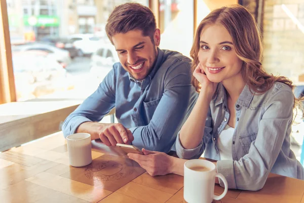 Jovem casal no café — Fotografia de Stock