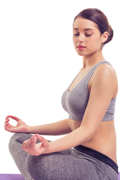 Chica atractiva haciendo yoga — Foto de Stock