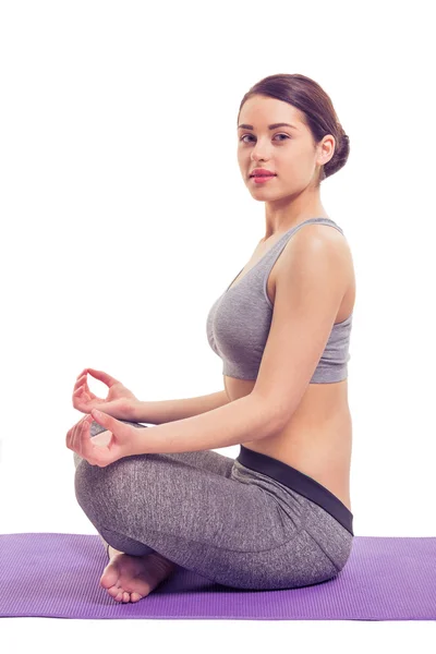 Aantrekkelijk meisje doen yoga — Stockfoto