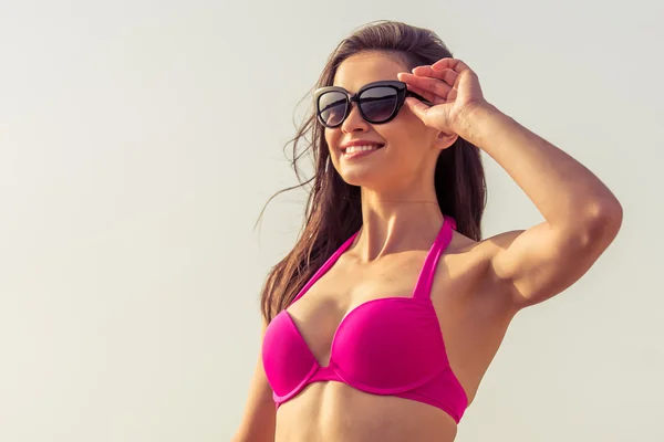 Hermosa chica en la playa — Foto de Stock