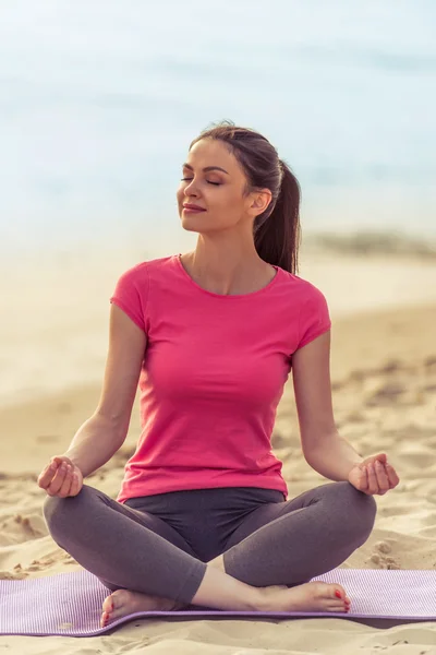 Chica haciendo yoga en la playa —  Fotos de Stock