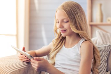 Genç kız ile becerikli alet