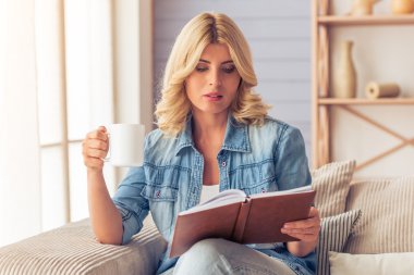 evde güzel bir kadın