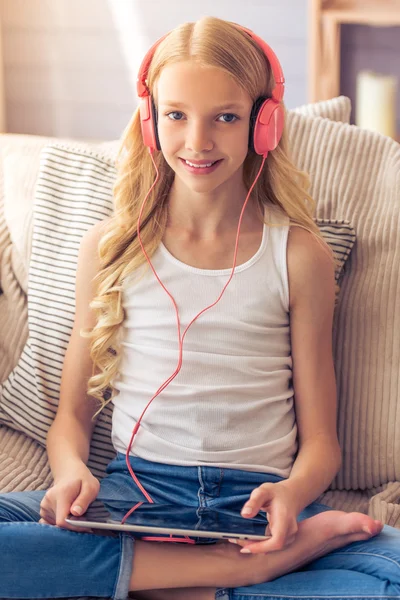 Ragazza adolescente con gadget — Foto Stock