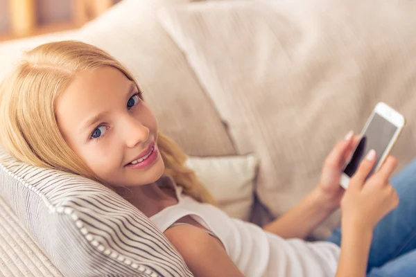 Ragazza adolescente con gadget — Foto Stock