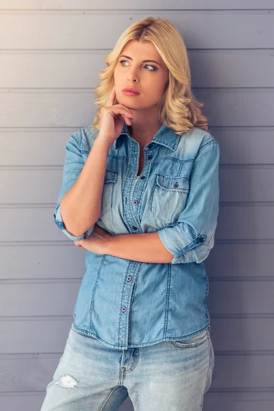 Güzel Sarışın Kadın