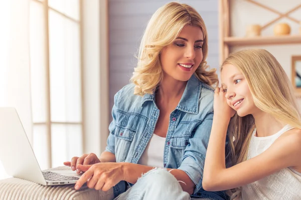 Mamá y su hija — Foto de Stock