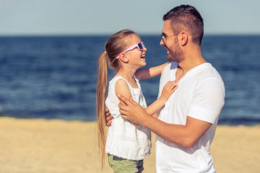 Baba ve kızı sahilde.