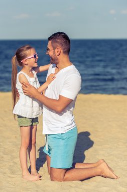 Baba ve kızı sahilde.