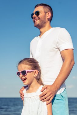 Baba ve kızı sahilde.