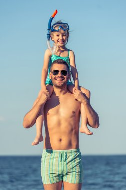 Baba ve kızı sahilde.