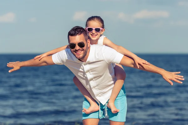 Padre e figlia sulla spiaggia — Foto Stock