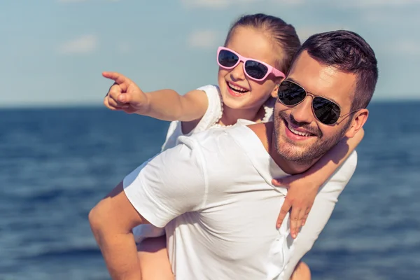 Père et fille sur la plage — Photo