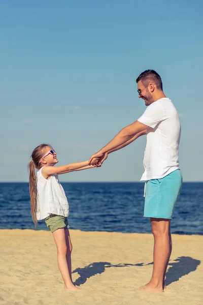 Far och dotter på stranden — Stockfoto