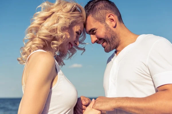 Koppel op het strand — Stockfoto