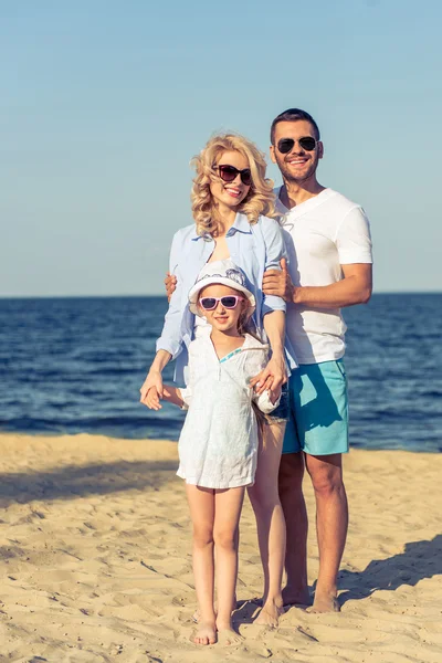 Family on the beach — Stock Photo, Image