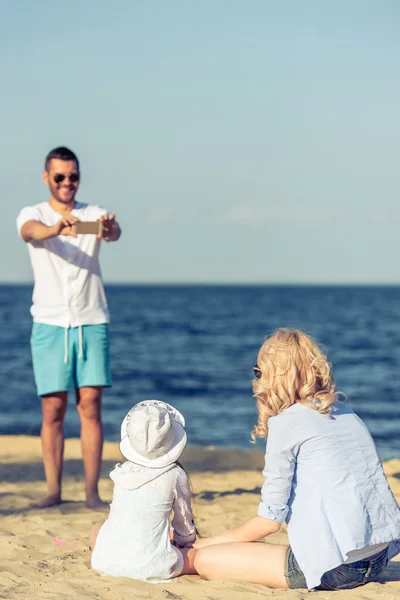 Famille sur la plage — Photo