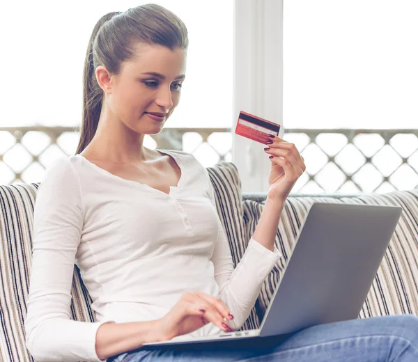 Aantrekkelijke jonge vrouw met gadget — Stockfoto