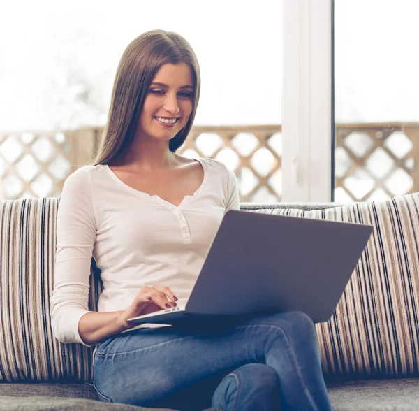 Attraente giovane donna con gadget — Foto Stock