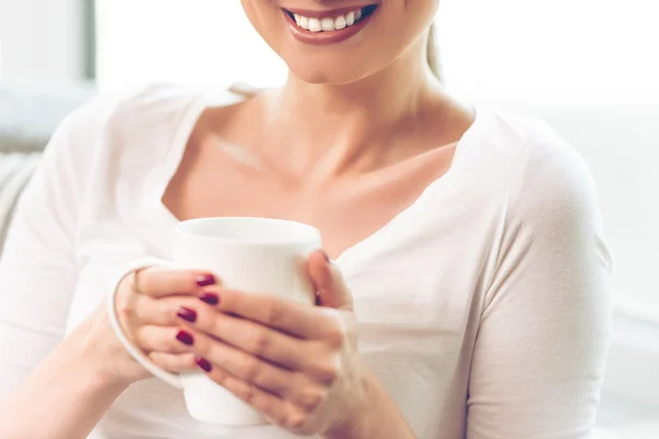 Attraktive junge Frau — Stockfoto