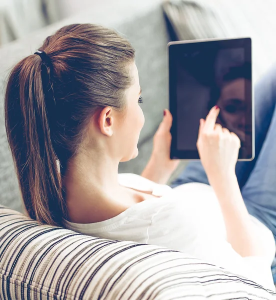 Attraente giovane donna con gadget — Foto Stock