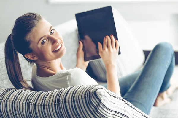 Attraente giovane donna con gadget — Foto Stock