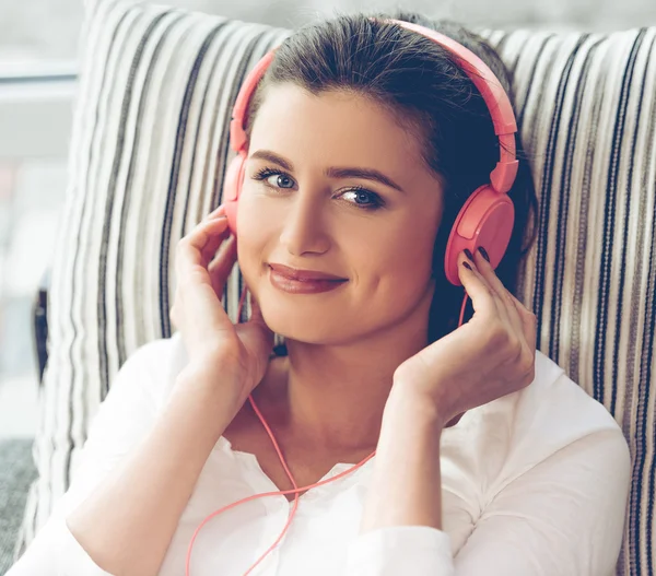 Aantrekkelijke jonge vrouw met gadget — Stockfoto