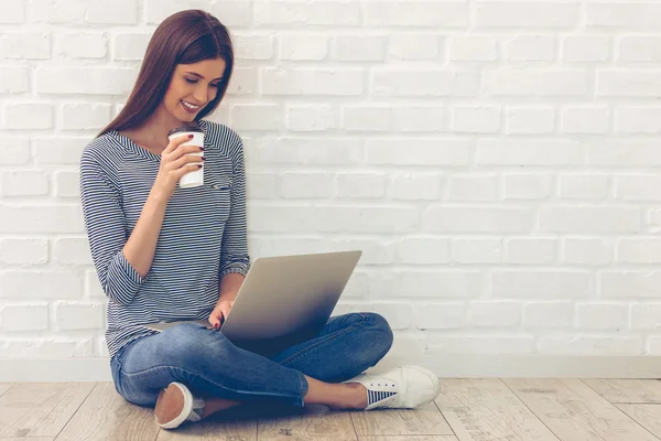 Attraente giovane donna con gadget — Foto Stock