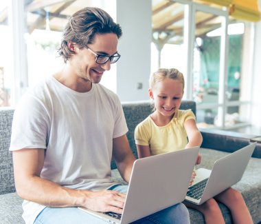 Baba ve kızı ile becerikli alet