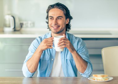 yakışıklı bir adam evde