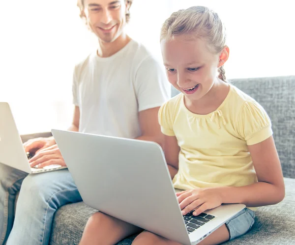 Pai e filha com gadget — Fotografia de Stock