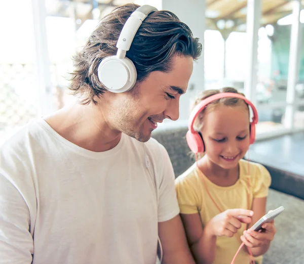 Vader en dochter met gadget — Stockfoto