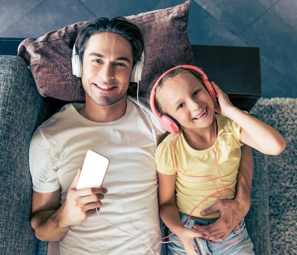 Far och dotter med gadget — Stockfoto