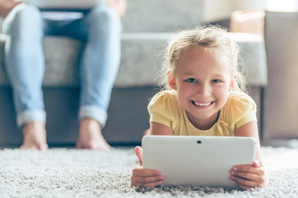 Pai e filha com gadget — Fotografia de Stock