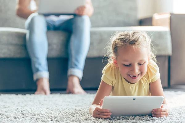 Pai e filha com gadget — Fotografia de Stock