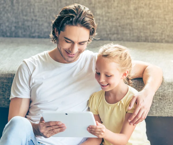 Vader en dochter met gadget — Stockfoto